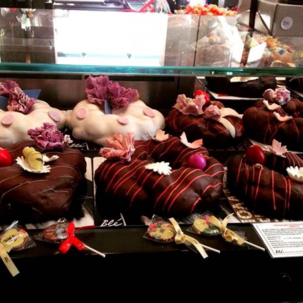 Csokoládémázzal leöntött húsvéti kalácsok az egyik nagy cukrászda kínálatából